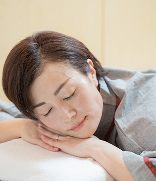 天降る丘のスパでくつろぐ女性