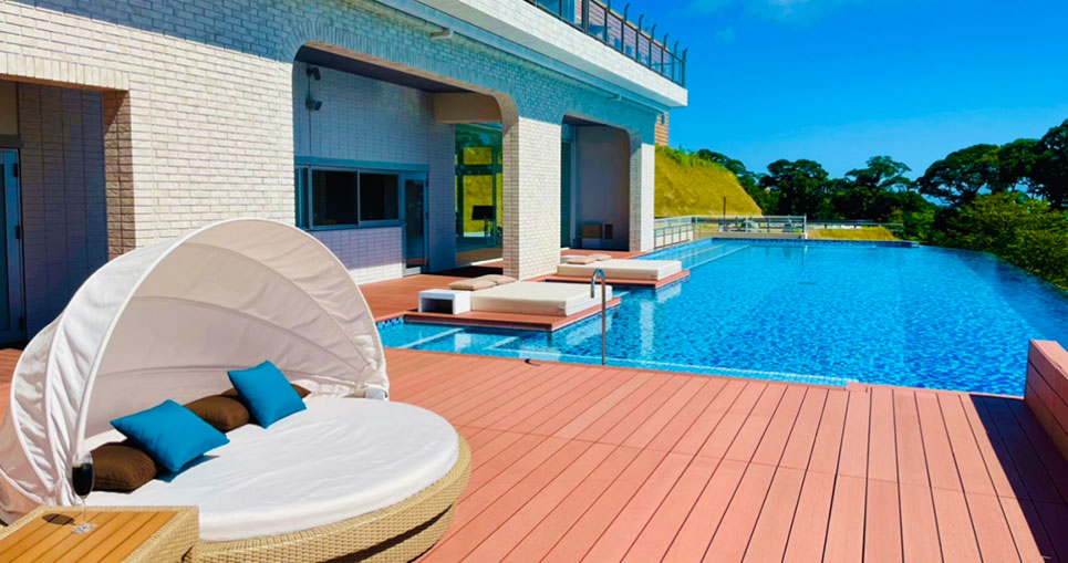 天降る丘のプールサイド