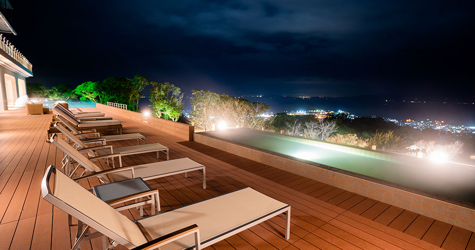 天降る丘のプールサイド