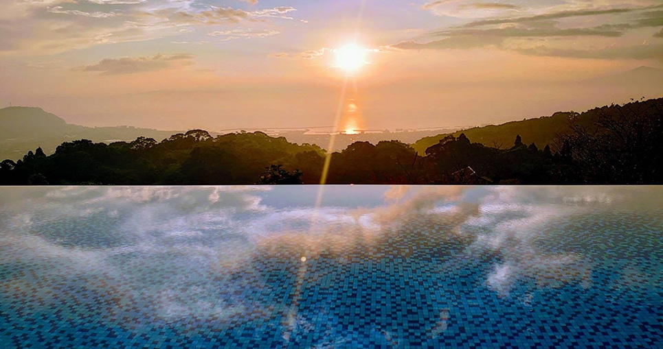 天降る丘のプールサイド