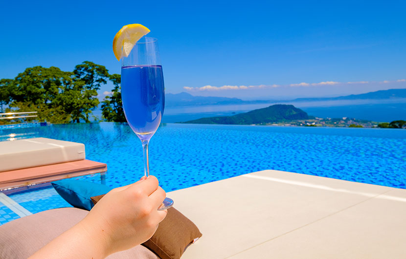 天降る丘のプールサイドバーイメージ